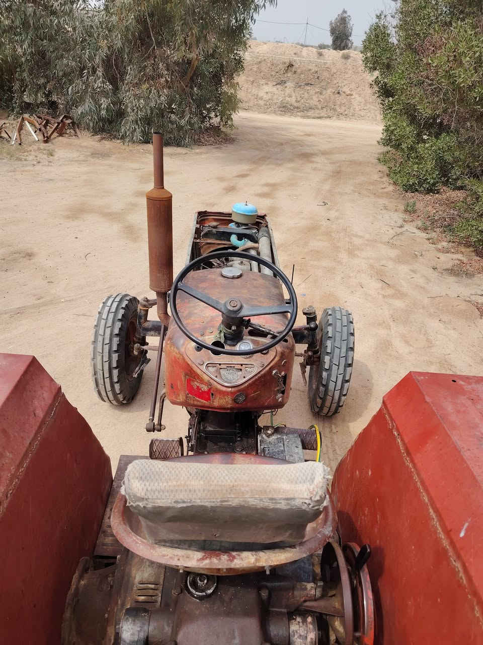 للبيع عنتر موديل ٨٣ نضيفه شادلهة تخم تايرات وسلف جديد شغاله نكره سلف وراهة خرماشه  مكينه نضيفه انضف من الصوره مكان المكينه النجف ناحيه الحيدريه خان النص السعر ب  ((٤ ملايين)) و بيهة مجال للشراي
***********
***********
