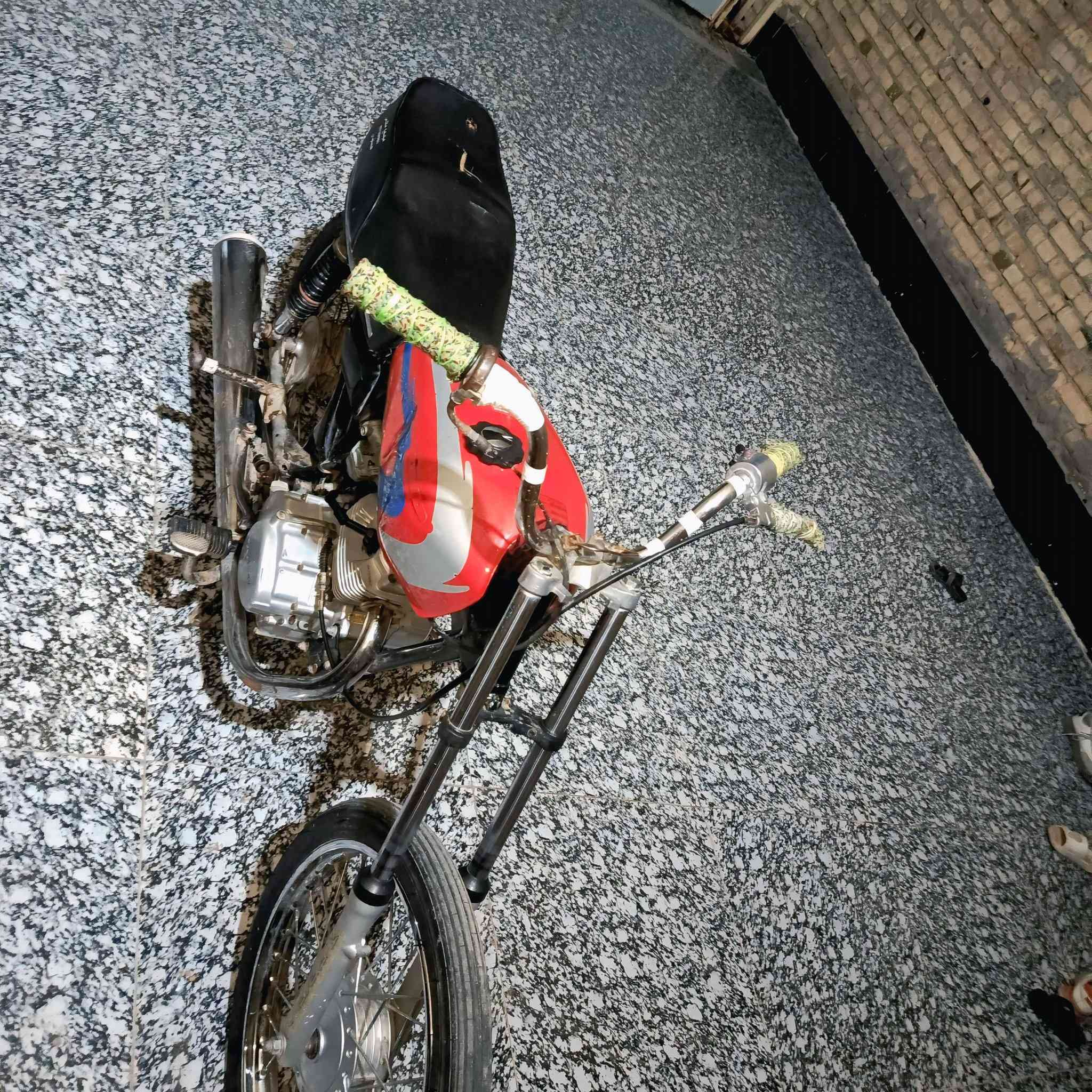 السلام عليكم دراجه ايرانه للبيع مكينه مفتوحه مره وحده بس ولفات شاصي مكفول الدراجه بدون اوراق المكان العماره الروابه والسعر 400وبيه مجال والخاص مفتوح


**إذا كنت صاحب هذا الإعلان وتريد حذفه لأي سبب، رجاءا أرسل رسالة إلى الدعم الفني**