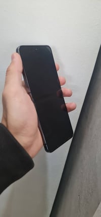 Z flip5 256G 8R شاشه شرط✅️ أمامي وخلفي  نظافة فول ✅️ كارتون ويا ✅️  ال...