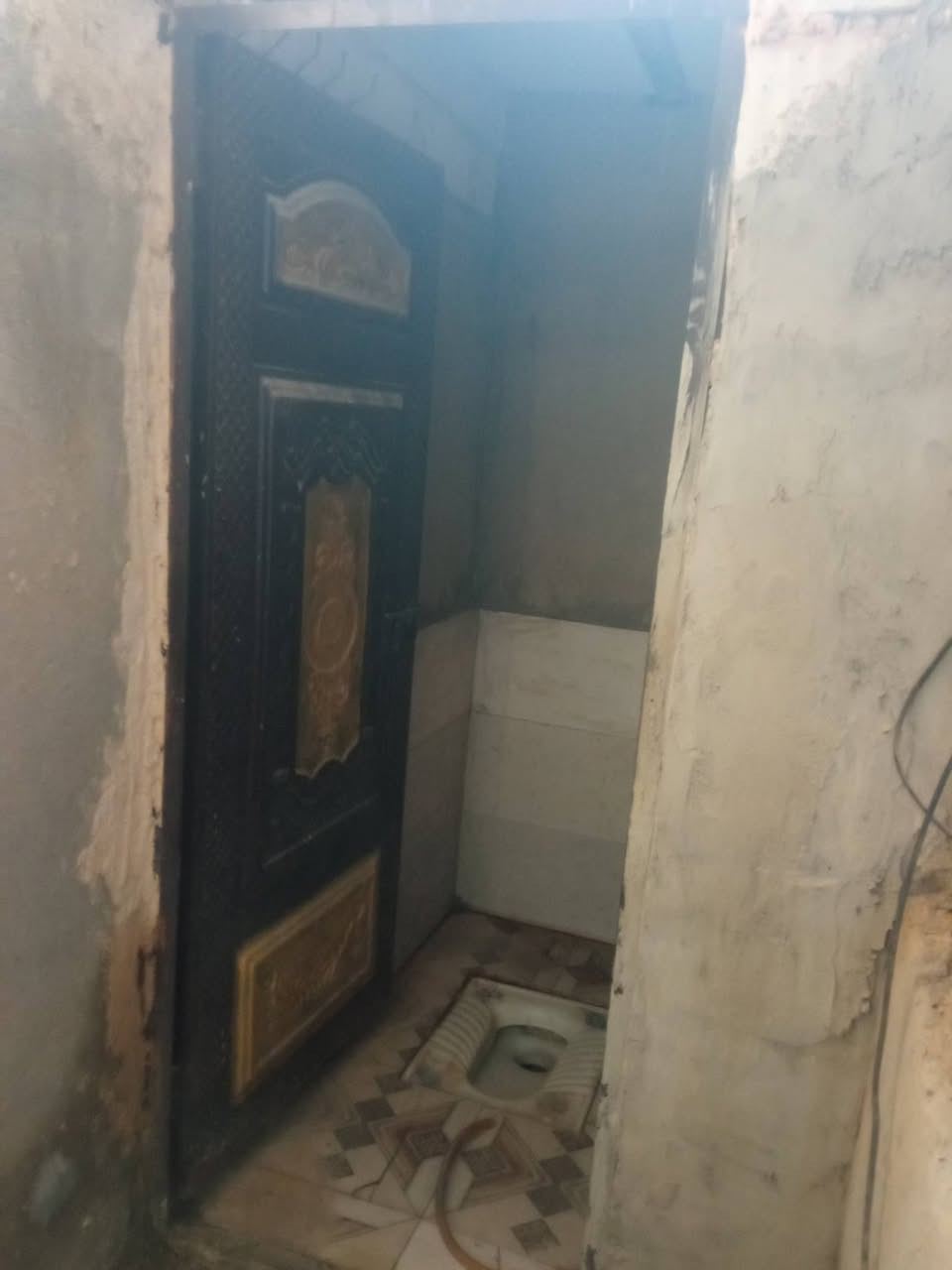 بيت للبيع شارع المطار مقابيل اللادار بشارع الفرن مال الصمون بركات الزهراء  200 متر يحتوي على  غرفتين وصاله واستقبال ومطبخ صحيات اثنين خارجيه وداخليه  ***********
