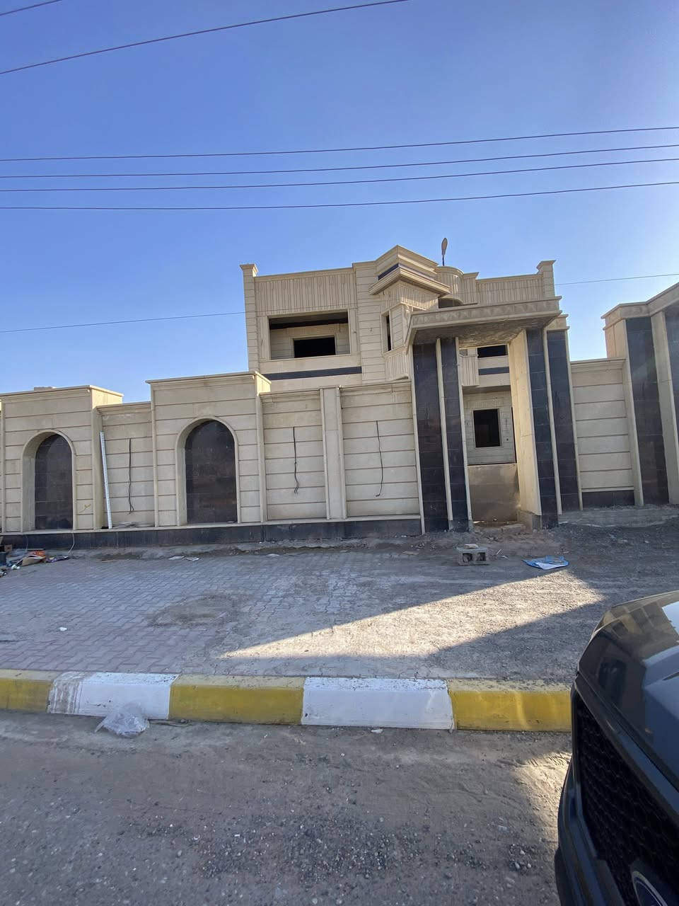 للبيع دار طابو صرف مساحة 512 متر  قيد الانشاء الواجهة حلان الدار ركن مباشر على شارع الحياه شارع 30 الدار 5 غرف نوم استقبال صالة داخلية مطبخ حار بارد صحيات الطابق الارضي والطابق الثاني الدار شغل فول نظام كامرات الدار مسس كهرباء وماء ومجاري للاستفسار مراسلة الصفحة او الاتصال على الارقام التالية 
***********
***********
