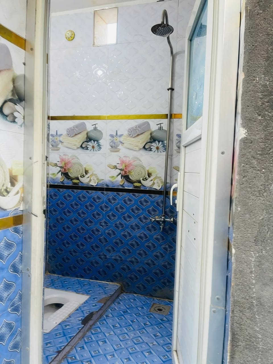 بيت للبيع
الموقع : حي العسكري على ساحة خضراء 
المساحة :200متر
تفاصيل البناء: البيت طابقين بناء حديث  اربع غرف صالتين مطبخ اسقبال ثلاث صحيات  الطابق الاول كونكريت الطابق الثاني عكاده 
هاتف: ***********

