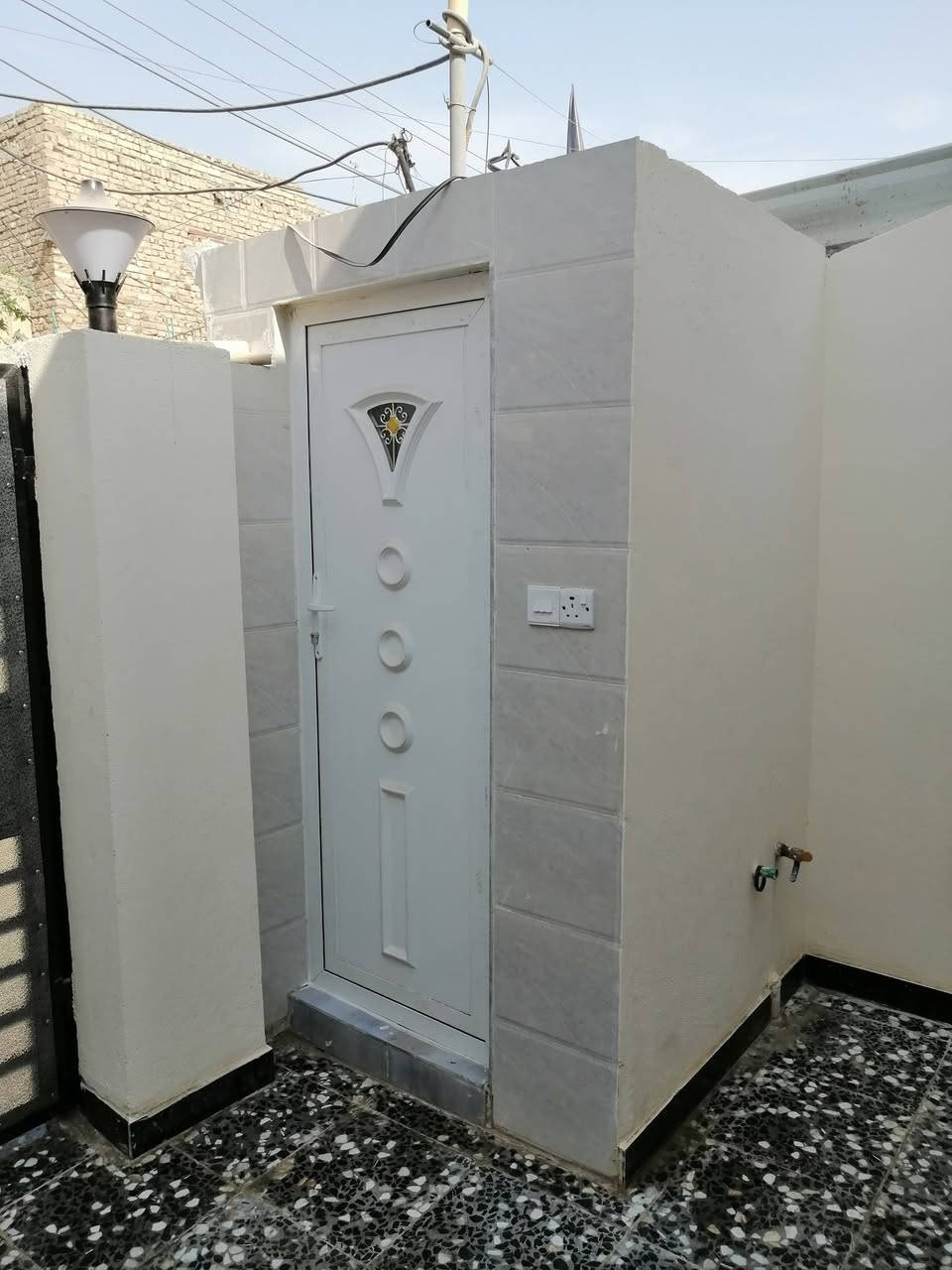 السلام عليكم بيت للبيع طابو صرف اعكادة مساحة ١٣١متر منطقة الأمين الثانية  السدة القديمة يحتوي البيت علا غرفتين نوم وحمامات ٢ اتواليتات ٢ استقبال  مطبخ صالة درج البيت  مدخلين اي استفسار راسلني او اتصال عل رقم ***********
