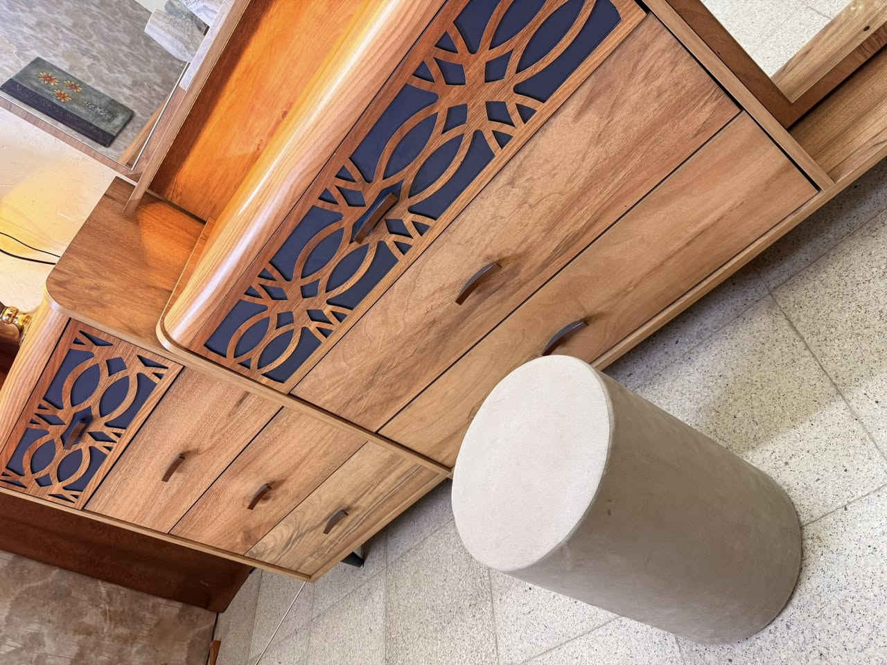 غرفة تركي ٧قطع سرير مخزن سعرهه ٨٠٠ مابيهه اي ضرر اي أستفسار الاتصال ‭‬***********
