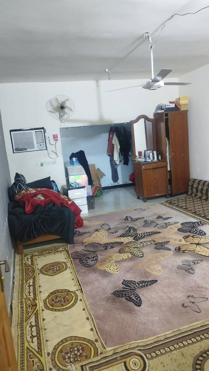 السعر 220  للشراي اني صاحب البيت العنوان
كربلاء حي القادسيه
المساحه 200 متر 
البيت بي 3  غرف وصاله ومطبخ واستقبال وصيحات 2 كافه الخدمات البيت عكاده
اخوان كافه الخدمات موجوده مدراس يمك ع شارع سيارت الولايه ع الشارع البيت سادس بين ع الشارع مدرس يمك مستشفى التركي تبعد عنك كيلو 
لاستفسار ***********
