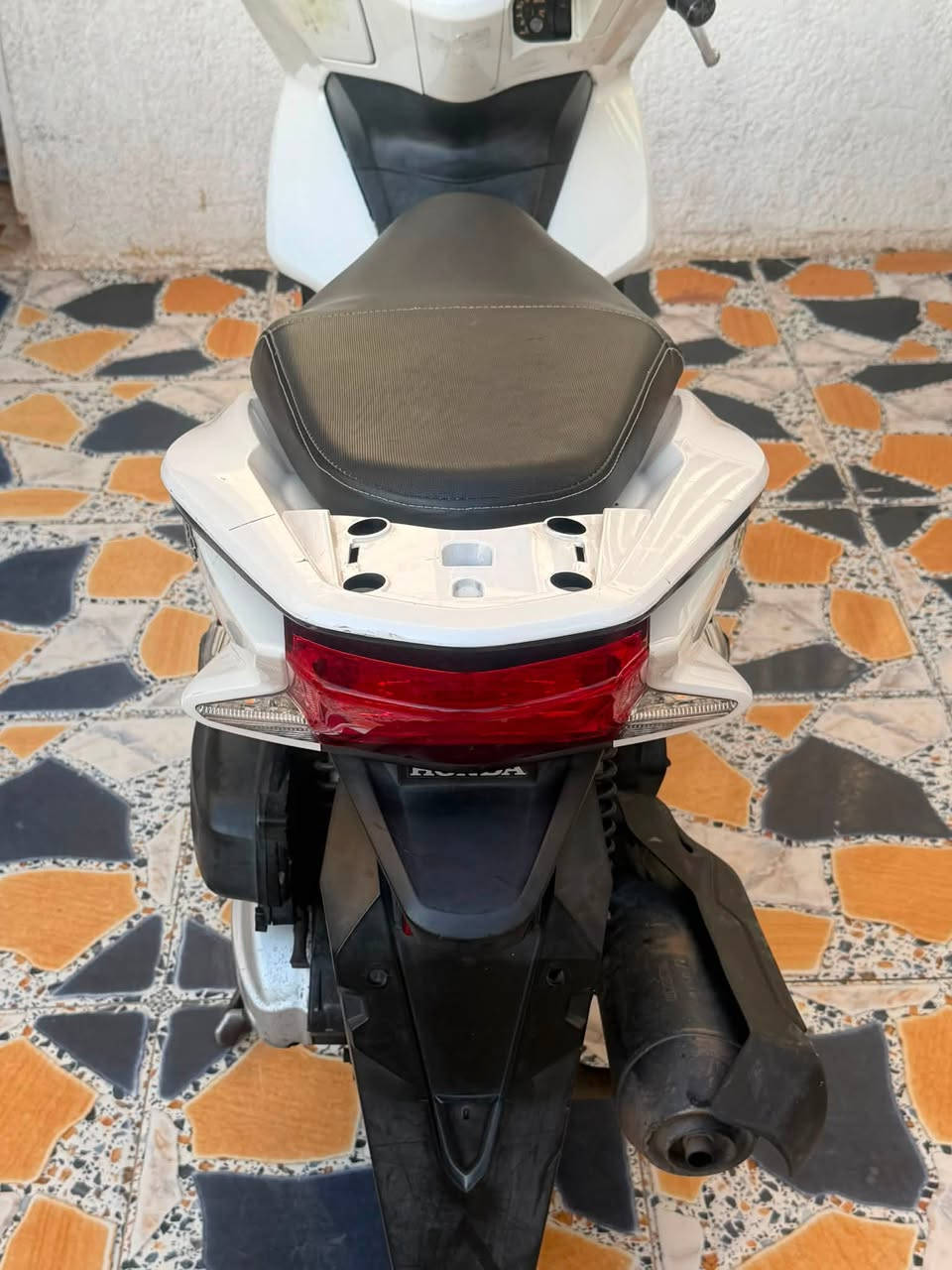 السلام عليكم pcx جيل ثاني ياباني ياباني
مكينه بلاديه لا تبخير ولا تنقيص ولا شي مكفوله 

كفراتها مثل ما موضح بصوره 

كهربائيات جميع كهربائيات شغاله 

رقم شاصي jf 

المكان كوت حي الحكيم  

السعر ١٤وبيهه مجال 

الرقم هاتف ***********
