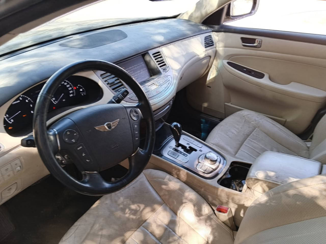 جنسس ادوات بدون ارقام موديل 2012
السيارة بيه كصة وحدة بجم 
فول مواصفات فتحة داخل ابيض مكينة 8سلندر 
السعر 50وبيه مجال 
لاستفسار ***********
