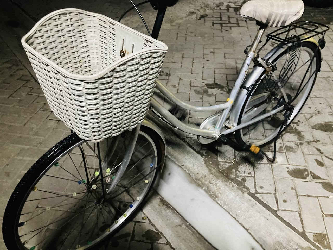 سلام عليكم بيسكل البيع بناتي حجم ٢٦نثيف السعر ٥٥وبي مجال حك الجيه الرقم ***********
