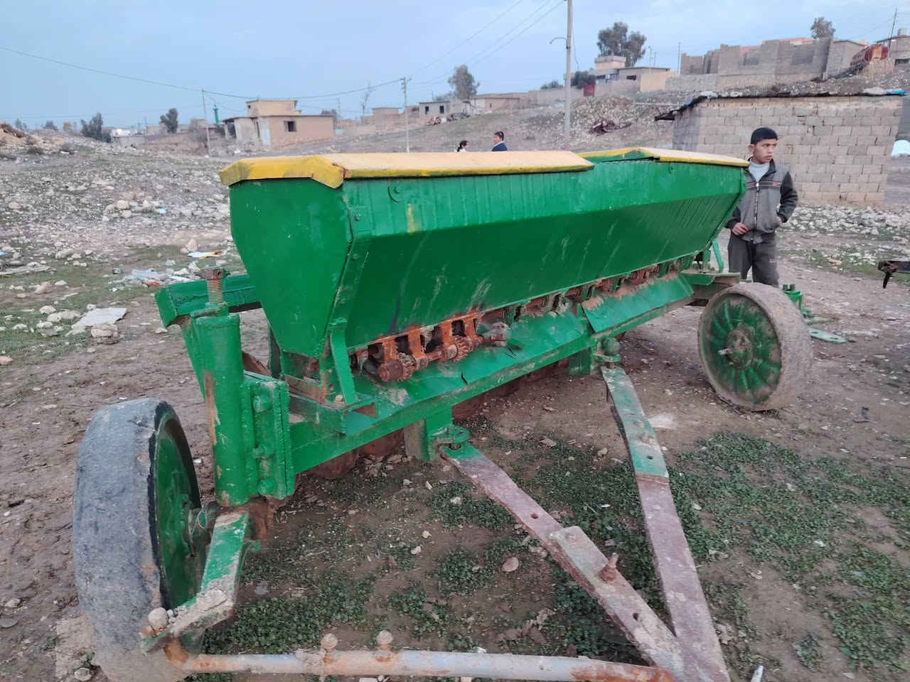 السلام عليكم دسك للبيع فصال مربع جديد بذاره جديده صيجان 10العنونان َموصل ‏‪***********‬‏
