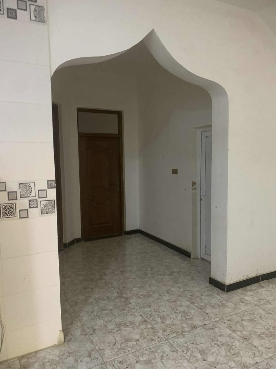 � بيت حديث البناء للبيع – الخاجية
📍 المساحة: 200 متر
📍 الموقع: منطقة قريبة جداً من المدرسة الصينية

🔹 تفاصيل الطابق الأول:

 • غرفتان نوم
 • صالة + هول واسع
 • مطبخ حار و بارد
 • مجموعة صحية

🔹 تفاصيل الطابق الثاني:

 • أربع غرف نوم
 • صحيات فوك وجوه 
 • مساحة خارجية (مكان خارجي)

💰 السعر: 250

📞 للتواصل والاستفسار: ……***********
