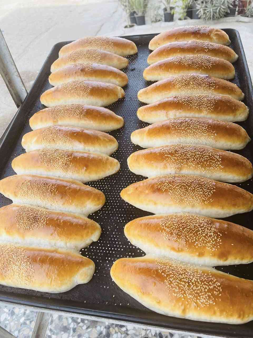 السلام عليكم خلفه صمون كهربائيّ وكاهي وجرك وفطائر وكعك مضبوط محتاج شغل مكاني بغداد الكرخ المحتاج يتصل *********** ابوسيف
