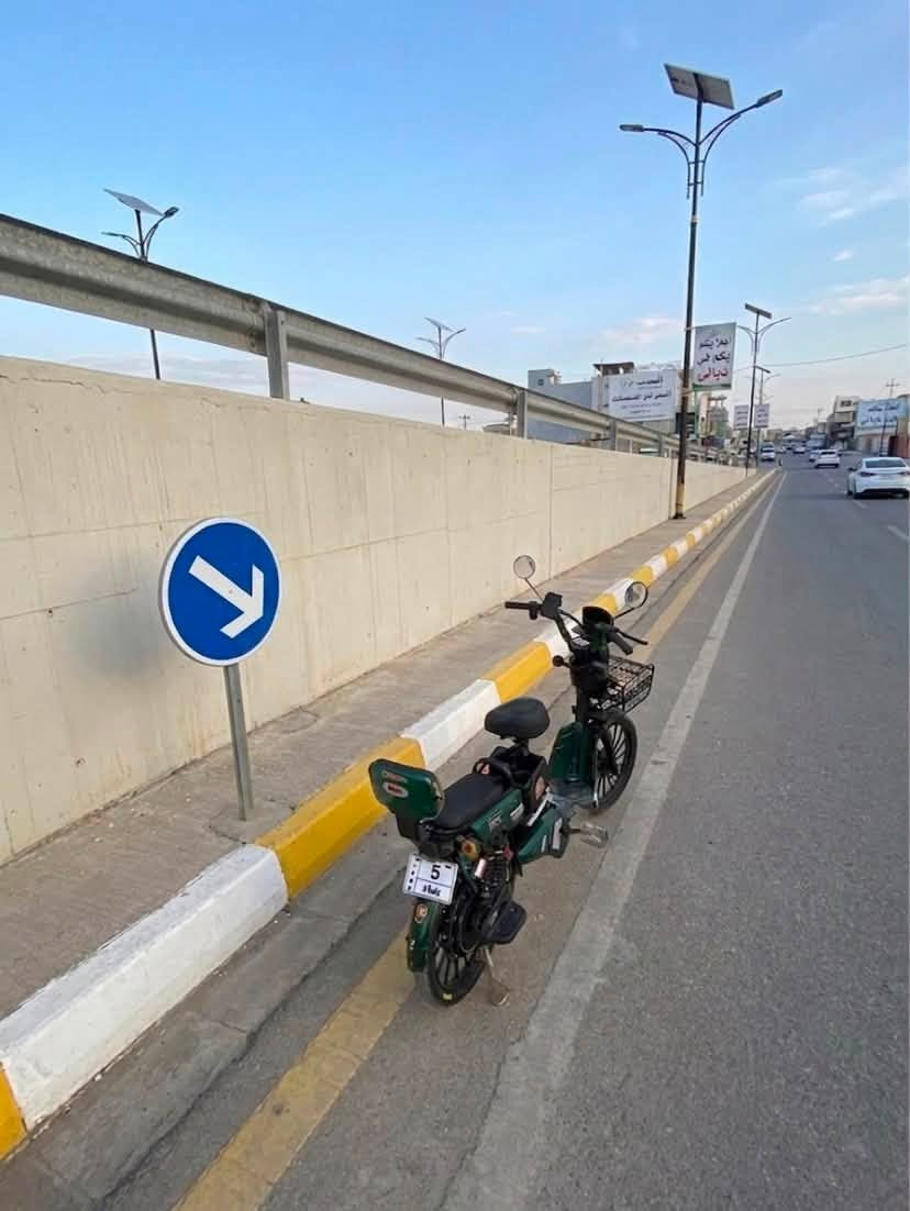 للبيع: دراجة شحن ULENDO
المواصفات العامة:

* الشركة: ULENDO

* الموديل: 2023

* المقاس: 20

المميزات:

* إشارات يمين ويسار

* نشرات جانبية

* إضاءة خلفية ملوّنة

* ترحيب عند تشغيل الدراجة

* إضاءة أمامية بيضاء LED

* 4 بطاريات صغيرة جديدة وقليلة الاستخدام

* البطاريات من شركة MR الكورية بسعة 16 أمبير

ملاحظات:

* بدون سرع 

* الكفرات نظيفة جدًا

* يوجد كسر في الدوسة فقط

* السرعة مقفولة بسبب السكليتر

* تحتاج إلى سكليتر وكشن لذلك سعرها 180

السعر:

* 180 ألف مع مجال بسيط جدًا

مكان ديالى بعقوبة كورنيش ديالى 

للاستفسار أو المعاينة، يرجى التواصل على الخاص.

***********
