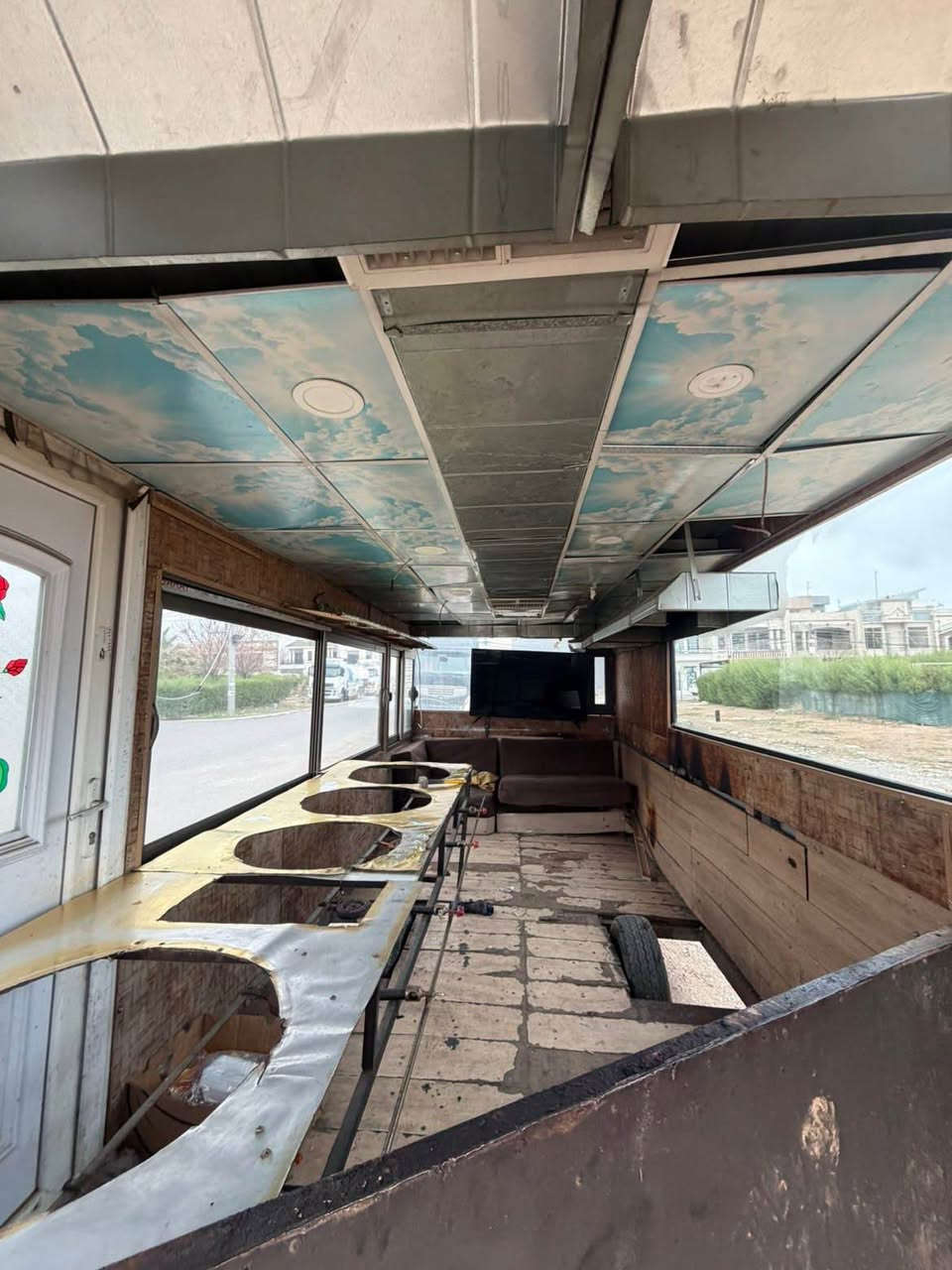 کەرەڤانە بۆ فرۆشتن درێژی ٦ مەتر پانی ٣ مەتر ١٩ گەڵا و مەجال *********** أربيل, العراق
