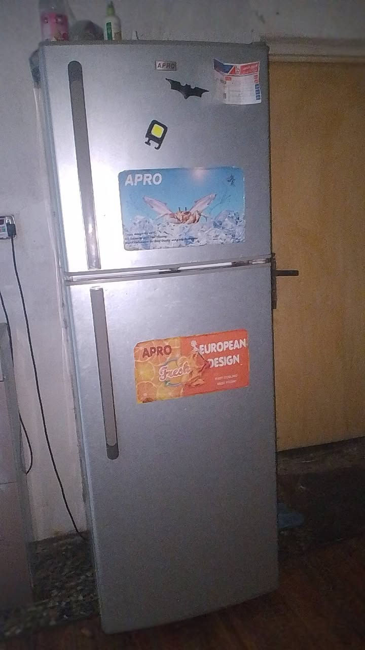 السلام عليكم ثلاجه البيع حجم 16 قدم نضيفه استعمال نضيف ومامتعوبه 
سعرها 150 مكانها قرب مدينة الزائرين 
للاستفسار ***********
***********
