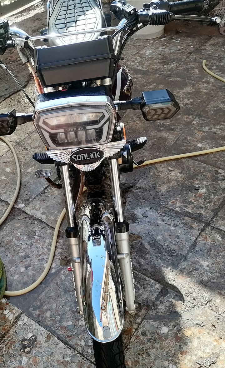 السلام عليكم دراجة سيفان موديل 2024 نظيفة 150سيسي  أوراقها كاملة السعر ب550 وبيها مجال مكاني المحمودية للاستفسار ***********
