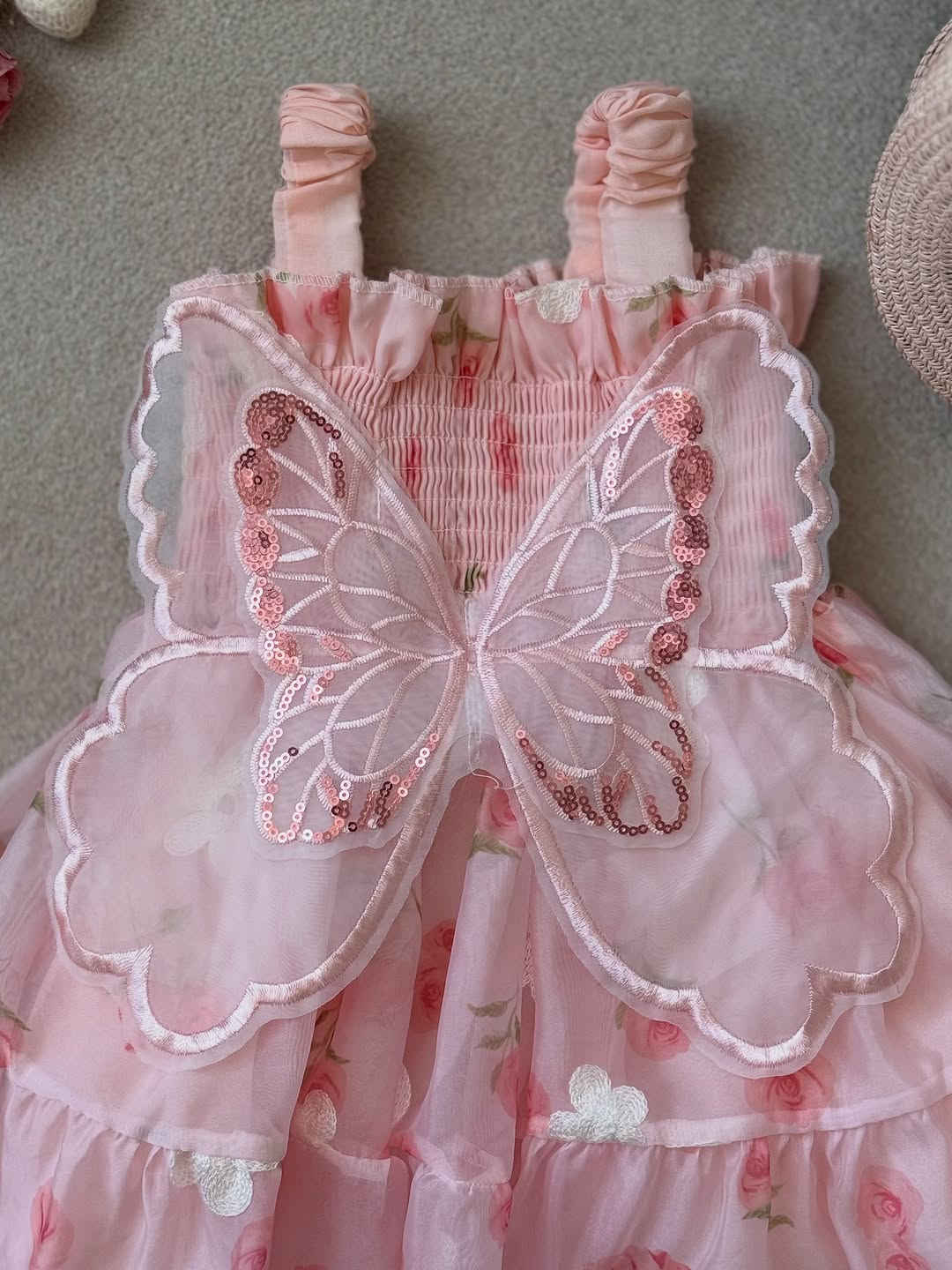 ⁨	من الكولكشن بناتي 🎀
فستان بناتي بتفاصيل فراشة ناعمة ولمسات انيقة 🦋🤍
متوفر بلونين 💖🤍

• المقاسات: 11 شهر - 4 سنوات
• السعر: 16,000 د.ع 

• قبعة + جنطة
• السعر : 12,000 د.ع
#اكسبلور_فولو #ترند #فراشة #اكسبلور⁩


**إذا كنت صاحب هذا الإعلان وتريد حذفه لأي سبب، رجاءا أرسل رسالة إلى الدعم الفني**