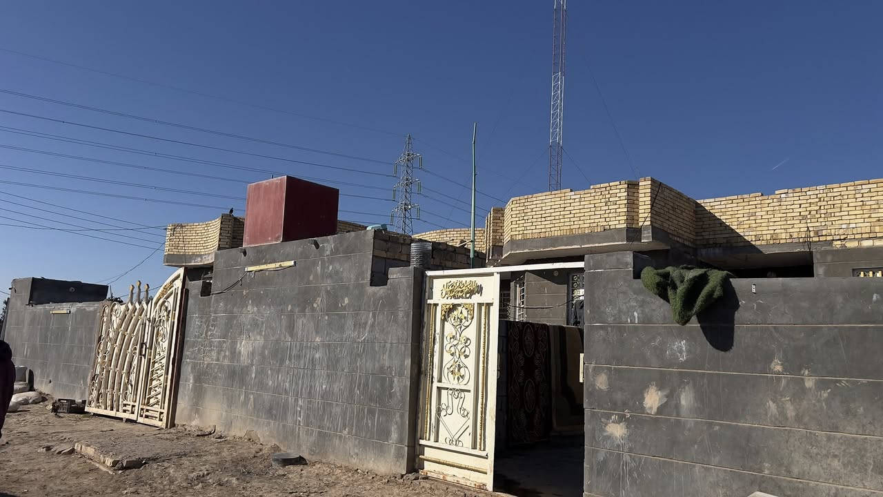 دونم قرب طاقة الكهرباء المتنقله مشروع الـ حاتم
يتكون من 3 بيوت .-بيت الأول 400 متر المساحه يتكون من ثلاث غرف وصاله الاستقبال 14 متر 
بيت جاهز 
وبيت الثاني 150 متر مساحه وبيت الثالث 100 متر
***********
