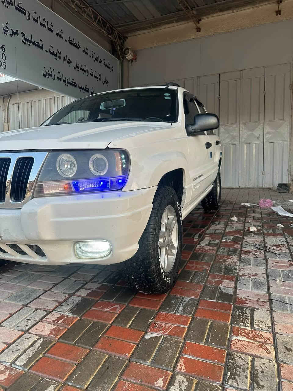 السلام عليكم ورحمة الله وبركاته 
جيب كراند شيروكي
2000 
كفاله  بدون ضربه ولا صبغ 
مكينه 4000cc 6V بلاديه 
كير جديد 
مكينه كفاله ع وضع الشركه
حداديه كفاله
لايتات زنون 
كهربائيات كله شغاله 
تخم تاير جديد 
فوريل شغال 
سنويه جديده 
هزه جديده 
تبريد ثلج 
ماشيه 146 حقيقي وقابل للزياده 

السياره جديده مابيه نقص برغي ومصروف عليه هواي 
السياره نضيفه وجاهزه من كل شي وبلعافيه الي ياخذه 
مكاني كربلاء 
السعر 81 قفل
***********
