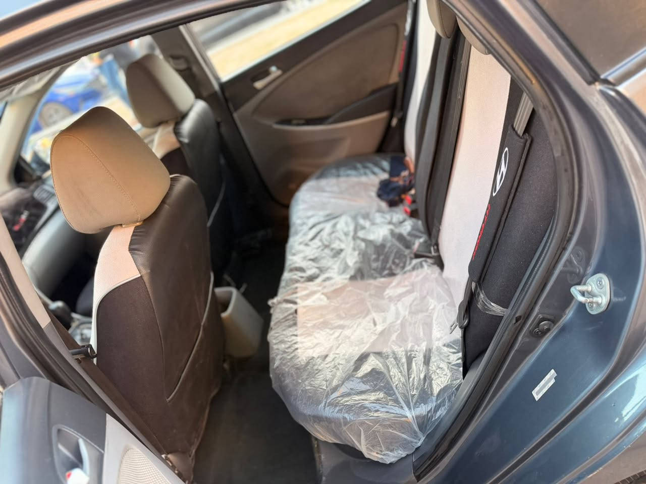 اكسنت موديل 2013 امريكي بدون ايرباك
بدون دواخل صور الحادث بالمنشور 
مكينه كير صدر تبريد كهربائيات كله مكفول 
رقم بغداد الجديد هزه جديده 

السعر … 98 مجال قليل 
العنوان بغداد الأعظمية 
***********
