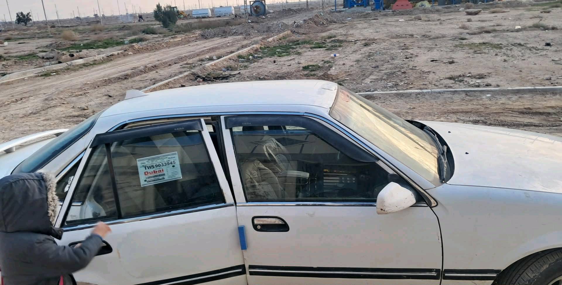 سيارة دايو موديل برنس 1990 معروضة للبيع. تحتوي على ناقل حركة أوتوماتيكي وجير/مكينة بحالة جيدة. لون السيارة أبيض والديكور الداخلي نظيف ومريح. تحتاج بعض الصيانة في المنطقة الأمامية كما هو موضح في الصور. سعر تفاوضي.