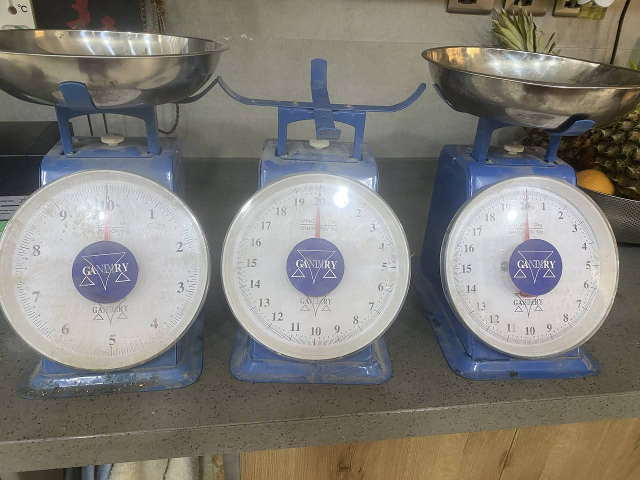 ميز مخضر مع المرايه 
الطول ٢متر 
العرض ٧٠
سعر الميز مع المرايه ١٥٠
العدد ٤ 
ميزان الواحد ب١٠
بغداد الحارثيه


**إذا كنت صاحب هذا الإعلان وتريد حذفه لأي سبب، رجاءا أرسل رسالة إلى الدعم الفني**