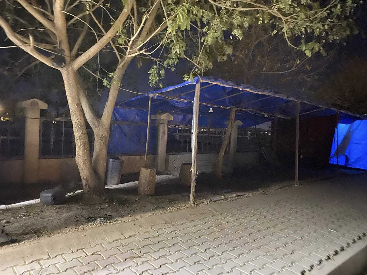 للبيع جمبر عرض٢مترين. طول ٣متار  عنوان شارع ملعب جودليه. و مكان  جادر موجود ١٢امتار  بي ثلاجة مجمد بريمزات شواي مال همبركر سنك مبرد كراسي ميوزة كامل مكمل  الاستفسار رقم *********** بيع سريع
