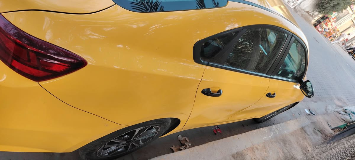 السلام عليكم كيا فورتي موديل 23 وارد امريكي 170 ورقة حادثهة بين البابتين ونازل شوي علة الدوسة وحالوب بسيط وبالعراق ضربة ربع باب خلف السائق وضربة في باب بالصندوق خفيفة  بدون اي دواخل للتواصل ***********
