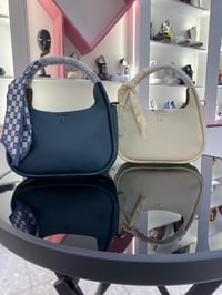 إكسسوارات شخصية • إشارة • بدون تفاصيل