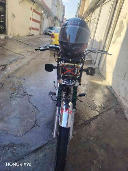 سلام عليكم شباب ماطور إيراني للبيع الماطور كلشي مابي شرط مكين الماطور ماناقصو اي شي فول نضافه كدام العين 2020السعر 500و بي مجال ***********
