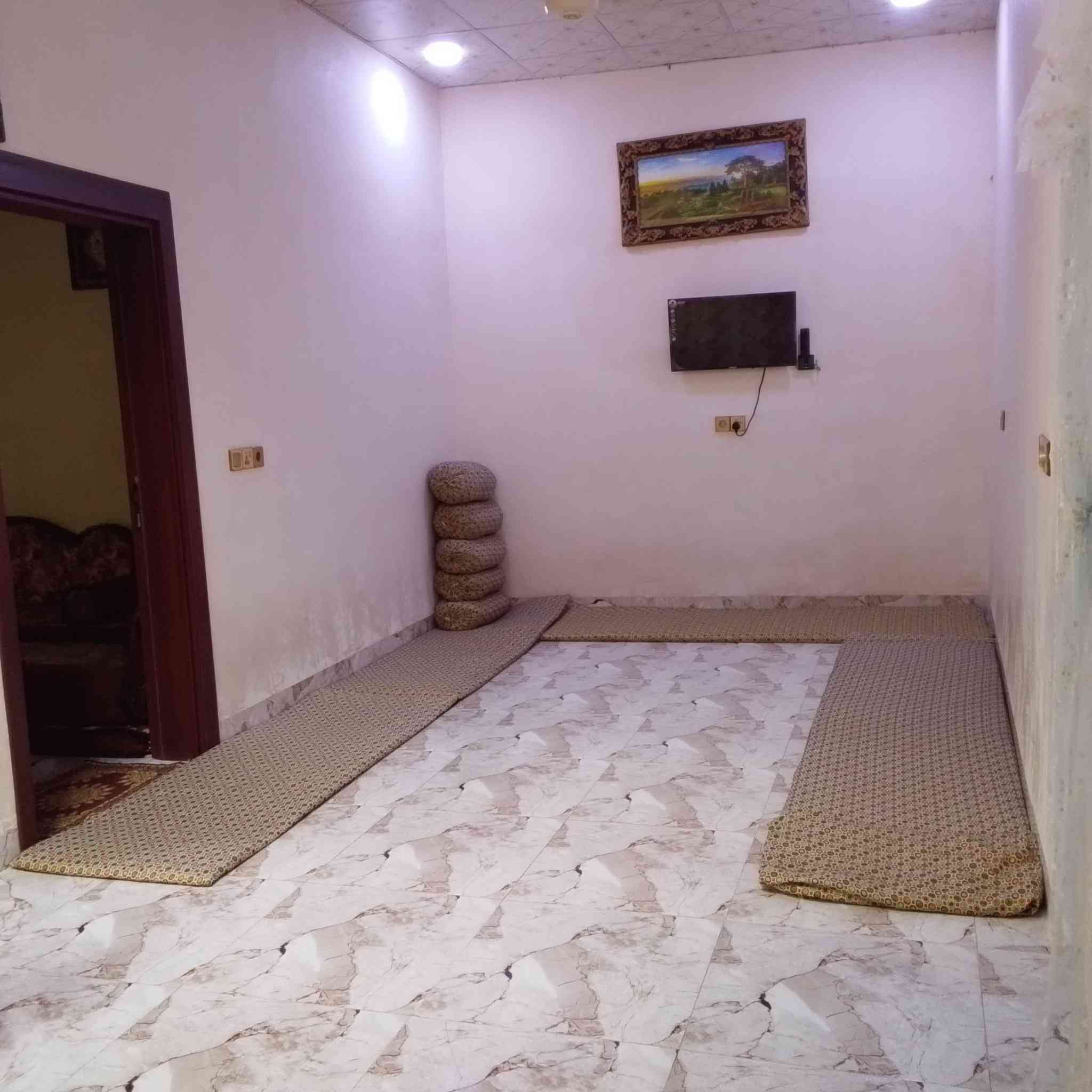 السلام عليكم بيت للبيع طابقين المساحه 150متر فول بناء حديث فول سيراميك فول سقف ثانوي فول البيض اربعه غرف نوم البيت جاهز خدمات كهرباء وماي قرب الشارع سايدين كوباني السعر75 بيها مجال للطيبين 
***********///***********
