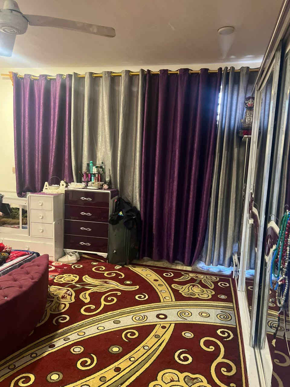 *********** 
دار للبيع زراعي ملك صرف  مساحة 100متر واجهة 6متر سند 25 يحتوي عل طرمة ومدخلين صالة ومدخل ثاني عل مطبخ وغرفة نوم وخدمات طابق اول غرفة نوم وحمام غربي وسطح خدمات فووول شارع مبلط ماء كهرباء مجاري.    ومن  الله التوفيق 
  *********** بغداد, العراق
