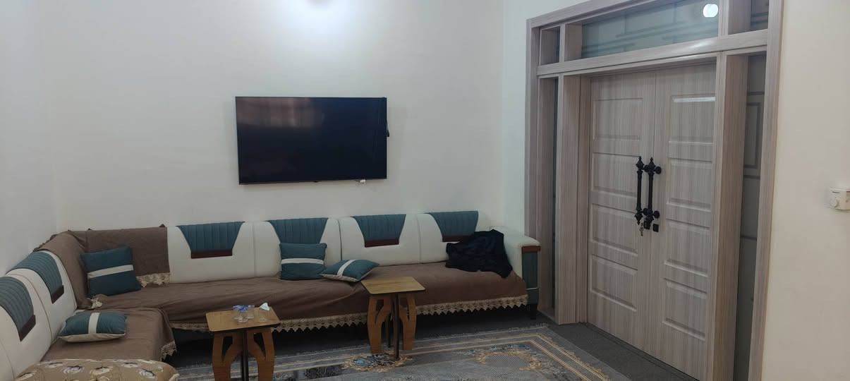 بيت لبيع المساحة 200م الوجهة 10 نزال 20 حي المجتبى شارع الموستوصف يحتوي البيت على استقبال وصالة وغرفتين نوم حمام داخلي وحمام خارجي البيت طابق واحد سنة البناء 2016 طابو صرف السعر 300 مليون وبي مجال ***********
***********
