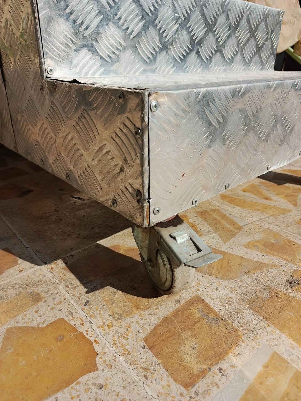 للبيع مدرج عرض ٤ و٥ بايات النوع حديد مغلف المنيوم مع تايرات حجم كبير تحتوي ع قفل جديده استعمال قليل جدا
القياسات كالاتي
الصغيرة العرض 70 والارتفاع 73 عدد البايات 4
الكبيرة عرض 120 ارتفاع 82 البايات 5
السعر للاثنين 250 مع مجال بسيط 
للشراء الاتصال على الرقم ***********
