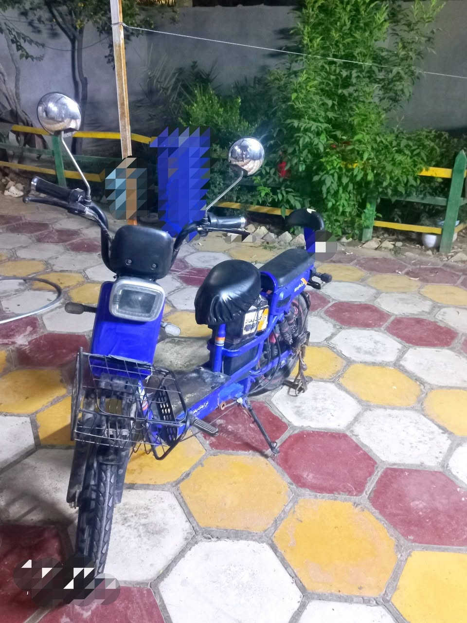سلام عليكم دراجه شحن استعمال متوسط حالته ممتازه مواصفات
. تجي ب 6 بطاريات 12V يعني 72V 

. سرعتها 40  بطاريات قوية و تحمل وزن 150 تمشي 35 

. ملف الدفع 680 W 

. بيها هورن ولايتات شغاله و عداد سرعه 

.   4  سرعات 

سعر 300 و بي مجال 

... و اي شي ثاني بل صور اواستفسار  رقم واتساب 7766614803
