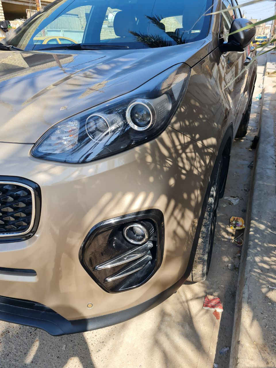 السلام عليكم ورحمة الله و بركاته 

كيا سبورتج رقم بغداد خليجي لون ذهبي موديل 2017 للبيع

بصمة، سايد بريك بصمة، شاحن وايرلس، داخل جلد و مخمل لون مشمشي 

السيارة ماشيه 51 الف كيلومتر فقط 

كير، محرك، تبريد مكفول 

السيارة بدون صبغ بيها مكانين تعديل بارد بمقدار شبر. السيارة بها طخات موضحة بالصور 

السعر 175 ورقة بيها مجال قليل  

السيارة في بغداد حي الاعلام 

رقم التلفون: ***********
