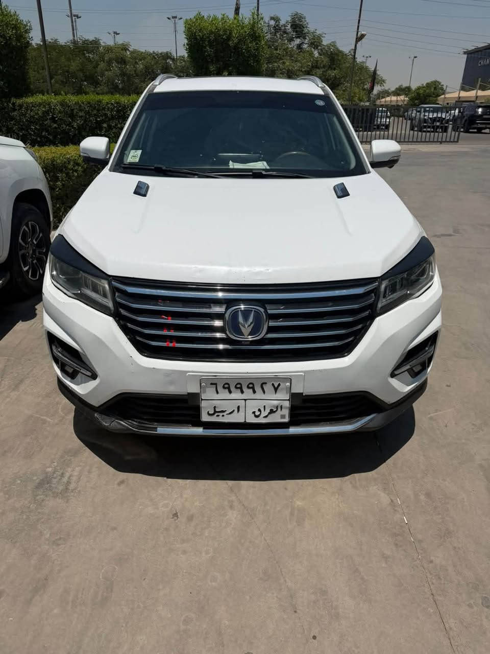 شانجان cs75 موديل 20 فول مواصفات ماشيه 125 الف مكانه بالدوره السعر 18 مليون السونار مرفق مع الصور *********** 

* المحرك:
    * 1.5 لتر تيربو.
    * القوة: حوالي 178 حصان.
    * العزم: حوالي 265 نيوتن.م.
* خزان الوقود: حوالي 58 لتر.
* استهلاك البنزين: تقريبًا 7–8 لتر لكل 100 كم (حسب السواقة).

التجهيزات

* مصابيح LED أمامية وخلفية.
* شاشة عدادات رقمية.
* شاشة وسطية كبيرة للمعلومات والترفيه.
* كاميرا 360° (بالفئات العليا).
* حساسات أمامية وخلفية.
* تشغيل السيارة بالبصمة (زر Start/Stop).
* دخول ذكي بدون مفتاح.
* مثبت سرعة.
* مكيف أوتوماتيك مزدوج.
* فتحة سقف بانوراما (حسب الفئة).
* مقاعد جلد مع تحكم كهربائي للسائق (بعض الفئات).

أنظمة الأمان

* 6 وسائد هوائية (حسب الفئة).
* ABS.
* EBD.
* ESP (الثبات الإلكتروني).
* نظام مانع الانزلاق.
* مساعد صعود المرتفعات.
* مساعد نزول المنحدرات.
* مراقبة ضغط الإطارات (TPMS).

الأبعاد

* الطول: حوالي 4.7 متر.
* العرض: حوالي 1.86 متر.
* الارتفاع: حوالي 1.71 متر.
* قاعدة العجلات: حوالي 2.71 متر.

المميزات

* شكل عصري.
* عزل جيد.
* محرك تيربو نشيط.
* تجهيزات كثيرة مقابل السعر.
