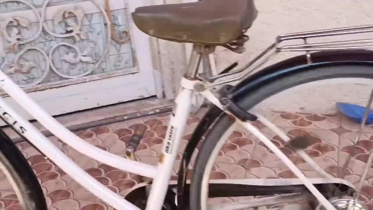 السلام عليكم باسيكل لبيع حجم 26 تايراته 27 بلادي السعر 90 وبي مجال مكان بابل الحله شارع 100 الاستفسار اتصال على هاذا الرقم /***********
