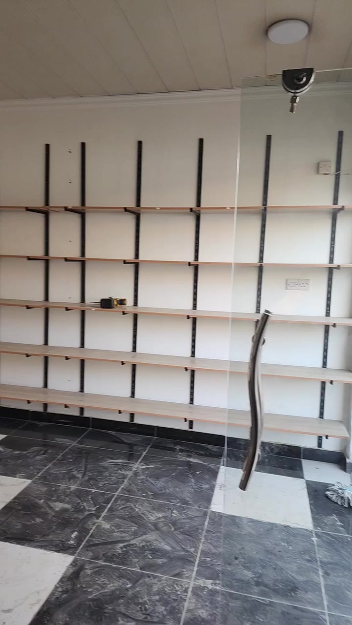 رفوف خشب للبيع
١٨ سجه 
٥ رفوف ٤ متر 
٥ رفوف ٣ متر 
٥ رفوف ١ متر 
٥ رفوف ٢ متر 
و التعليك ٥  
مترين و ٨٠ و ٥ متر 
وياهن الهوكات كامله 
تفضل خاص 
***********
اذا مو شراي لتكسر بسعرهن رجاءا
