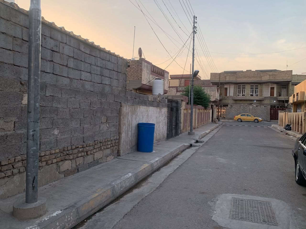دار للبيع طابو صرف سند بناء الثمانينات
العنوان: الفلوجة حي المعتصم قرب طعس نعومي
شارع ٨ م
مساحة: ٢٤٠ م٢
واجهة: ١٢م و نزال ٢٠م
غرفتين نوم وصالة واستقبال ومطبخ وحمام

🟢السعر : ١٤٠ مليون دينار قابل للتفاوض 
الاستفسار : ***********
