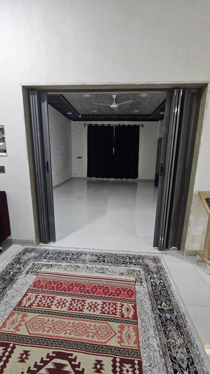 بيت زراعي 200 متر 10 في20 تجاري  قاطين للبيع يحتوي على كراج وصحيات داخلي وخارجي واستقبال وهول ومطبخ ومنور وغرفتين نوم والطابق ثاني نفس الاول وبيتونه كبيره وسطحين
العنوان الصياده على الشارع العام قرب السيطره
125بي مجال
***********
