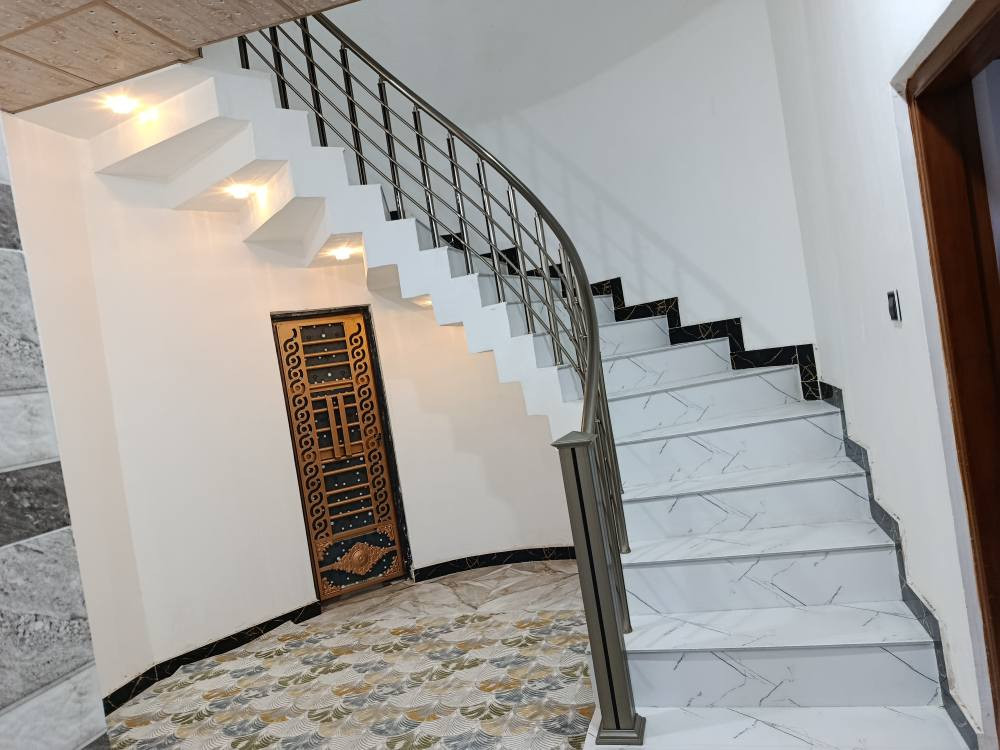 بيت للبيع هوا والأثاث المساحة (٢٠٠) متر الطابو زراعي صرف نسخه من الطابو وكالة ومكاتبه جميع الخدمات متوفرة مثل الماء والكهرباء والمجاري والمدارس والمجمعات الطبية والسوك المكان البصرة الجزيرة شط العرب يبعد عن الشارع العام الرئيسي شارع الدولي (١٠٠) متر البيت يتكون من غرفتين منام+موزع+منور عدد (٢) + حمام داخلي+حمام خارجي+مطبخ+استقبال نساء+استقبال رجال+كراج سياره الاستفسار على هذا الرقم (***********) والشراي يجي خاص البصرة, العراق
