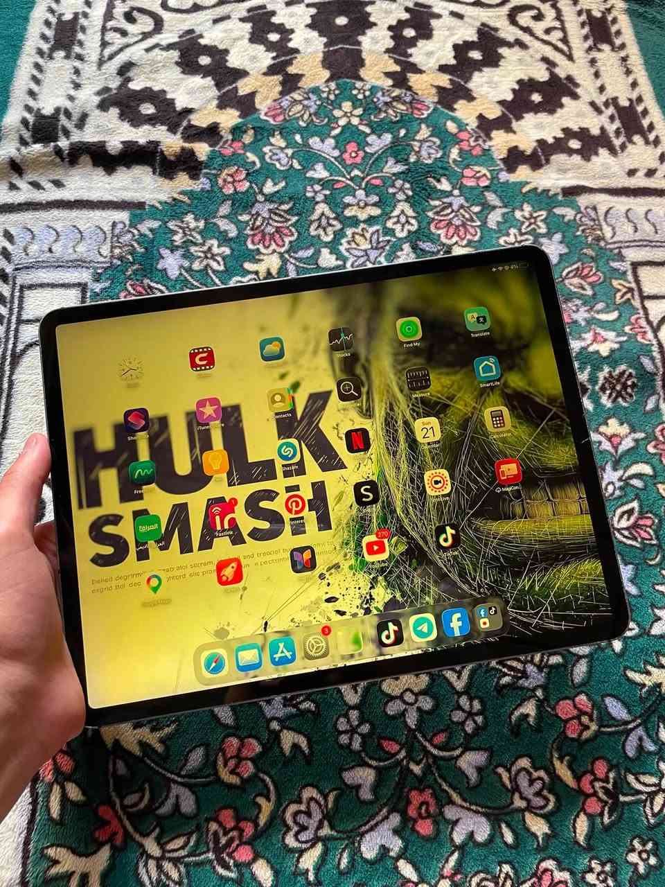 🚀 للبيع: iPad Pro 12.9 (2018) 
وحش المونتاج وصاروخ الـ 120 فريم 🚀لكل جماعة الألعاب القوية والمونتاج والدراسة، جهاز كرف ثقيل بمواصفات "فوووول" وسعر لقطة!🌟 
✨أبرز المواصفات والقدرات الخارقة.
🔹شاشة عملاقة وسلاسة مرعبة: بحجم 12.9 إنش بدقة ألوان خيالية للدراسة والبحوث والمشاهدة. تدعم تقنية ProMotion بتردد 120Hz حقيقي وثابت (يشغل ببجي والألعاب الثقيلة بأعلى سلاسة وبدون أي تقطيع أو هبوط فريمات).
🔹تجربة صوت سينمائية: مزود بـ 4 سماعات محيطية تعزل الصوت بنقاء وقوة مرعبة، تعيشك بقلب اللعبة أو الفيلم.
🔹خزين عملاق: ذاكرة داخلية 256 جيجابايت، انسى سالفة "الذاكرة ممتلئة" وحمل كل ألعابك ومشاريعك.
🔹أداء ومعالجة خرافية: معالج قوي جداً ومخصص للرندر، المونتاج المعقد، والتصميم بدون أي تعليق.
🔹البطارية: بحالة جيدة، قوية وتطول وياك بالاستخدام المتواصل والجيمز.
🔺🤝 حالة الجهاز بكل أمانة وشفافية (إبراءً للذمة):
الجهاز شغال من ناحية الأداء كأنه جديد تماماً وبأعلى كفاءة، وللأمانة التامة هذه هي الملاحظات:
الشاشة: تم سابقاً استبدال الزجاج الخارجي (الـ Glass) وحالياً الكلاس الخارجي بيه فطر، لكن الشاشة الداخلية واللمس (التاتش) سليمين والأصليين 100% بألوانهم واستجابتهم الفورية وبدون أي مشاكل بالاستخدام.
بصمة الوجه (Face ID): متوقفة بسبب تبديل الكلاس، والجهاز يفتح بالرمز السري العادي بسرعة.
منفذ الشحن: يشحن طبيعي وسريع جداً، الملاحظة الوحيدة أنه لا يدعم سماعات السلك (تقدر تستخدم سماعات بلوتوث أو تعتمد على سماعات الآيباد الخارجية الخارقة).
📦 الملحقات:كارتونة الجهاز الأصلية متوفرة.
💰 السعر المطلوب: 430 ألف دينار (سعر قفل ولقطة مقارنة بنوع الجهاز والذاكرة).📍 الموقع: الموصل📞 التواصل: للجادين بالشراء والي يعرف قيمة هذا الوحش، يرجى المراسلة على الخاص.


**إذا كنت صاحب هذا الإعلان وتريد حذفه لأي سبب، رجاءا أرسل رسالة إلى الدعم الفني**