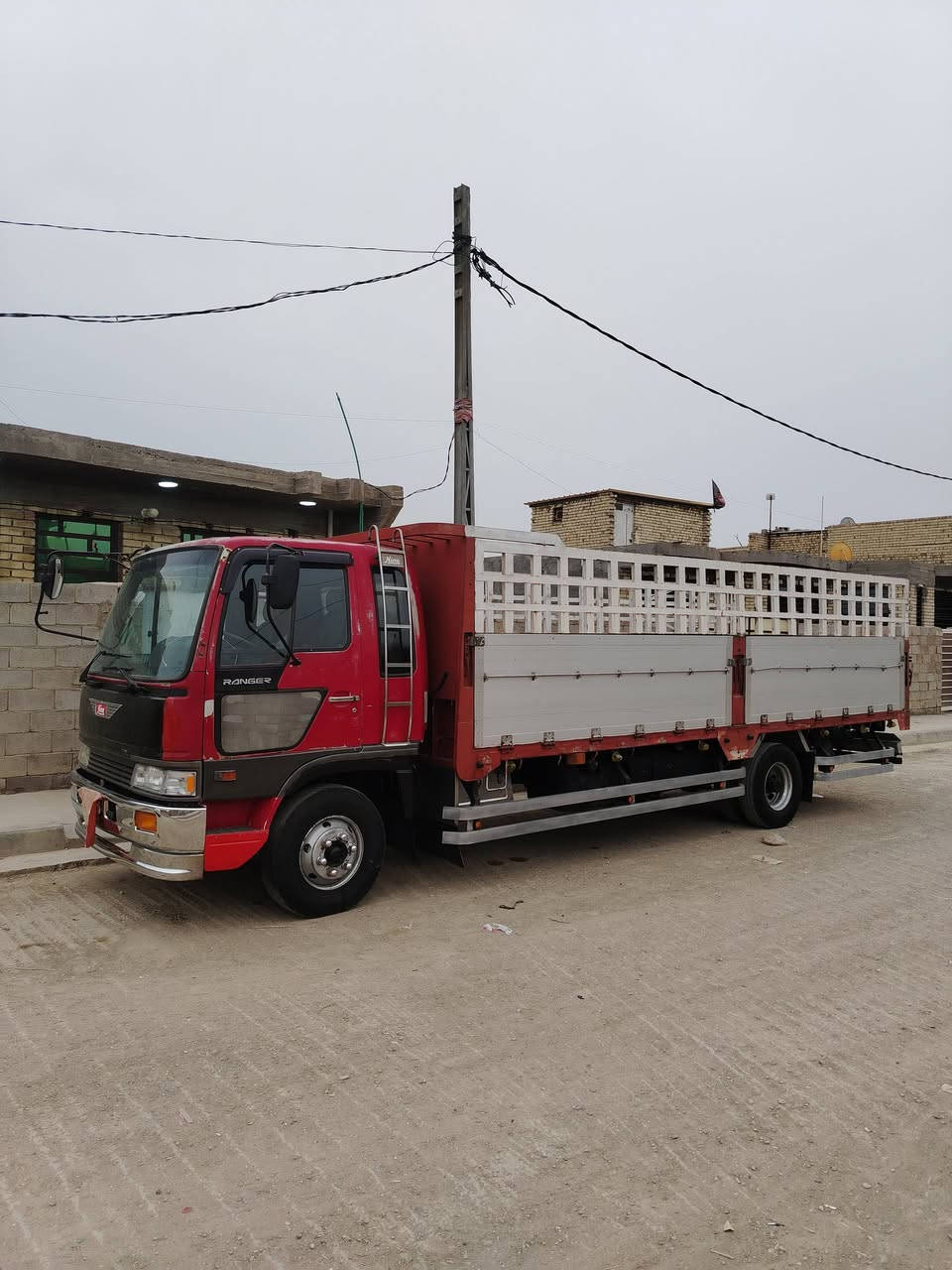 هينو طيرة ٧٠ سوبر ستة وربع بلادي مكينة شرط لا صرف ولا بخار ما مفتوحة الشاصي مكفول عليها ادامة كاملة تخم تاير رقم بصرة سنوية جديدة تحويل مباشر سيارة جاهزة وخير من الله عنواني واسط قرب سيطرة اللج السعر ١٥٥ بيه مجال قليل ***********
