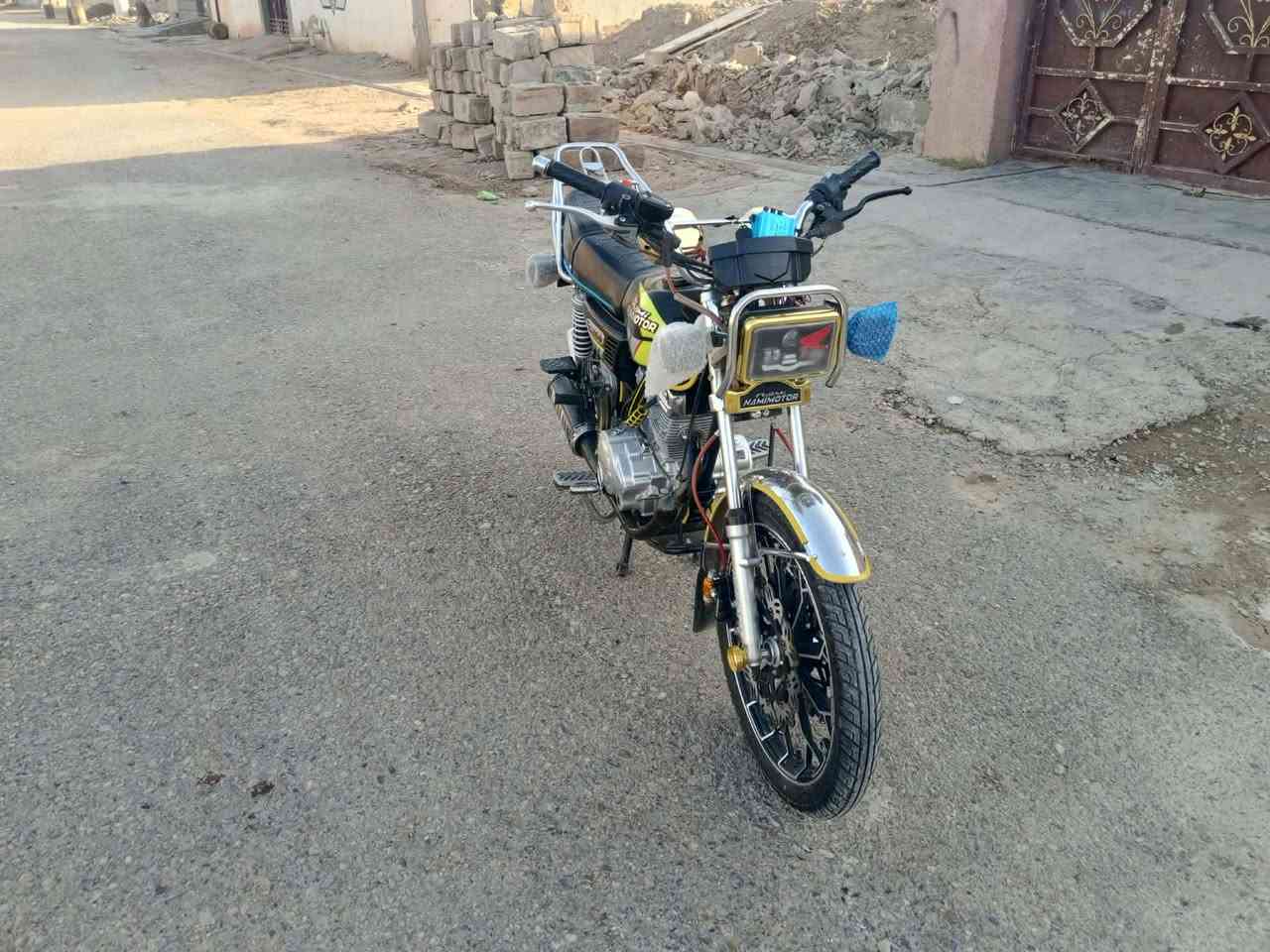 سلام عليكم دراجه للبيع موديل (25)نامه برو محرك (200) دبل دسك صالنصه رياضي دراجه خير من الله اي نقص مابيه 
المكان: ديالى: منصوريه الجبل
 السعر اتصل على رقم وادلل *********** الخاص مقفول اتصل على رقم وادلل
