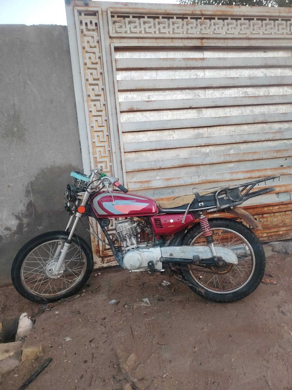 السلام عليكم دراجه للبيع ادوات شغاله دكه وحده السعر قفل من الاخير ٢٥٠ مكاني القرنه الشرش ***********
