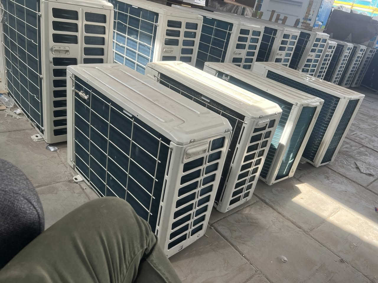 يوجود سبالت كاسيت ميديا جديده فقط كارتونه مابيه القطعه الخارجيه الداخليه بل كورتونه ابيع شلع ***********@إشارة
