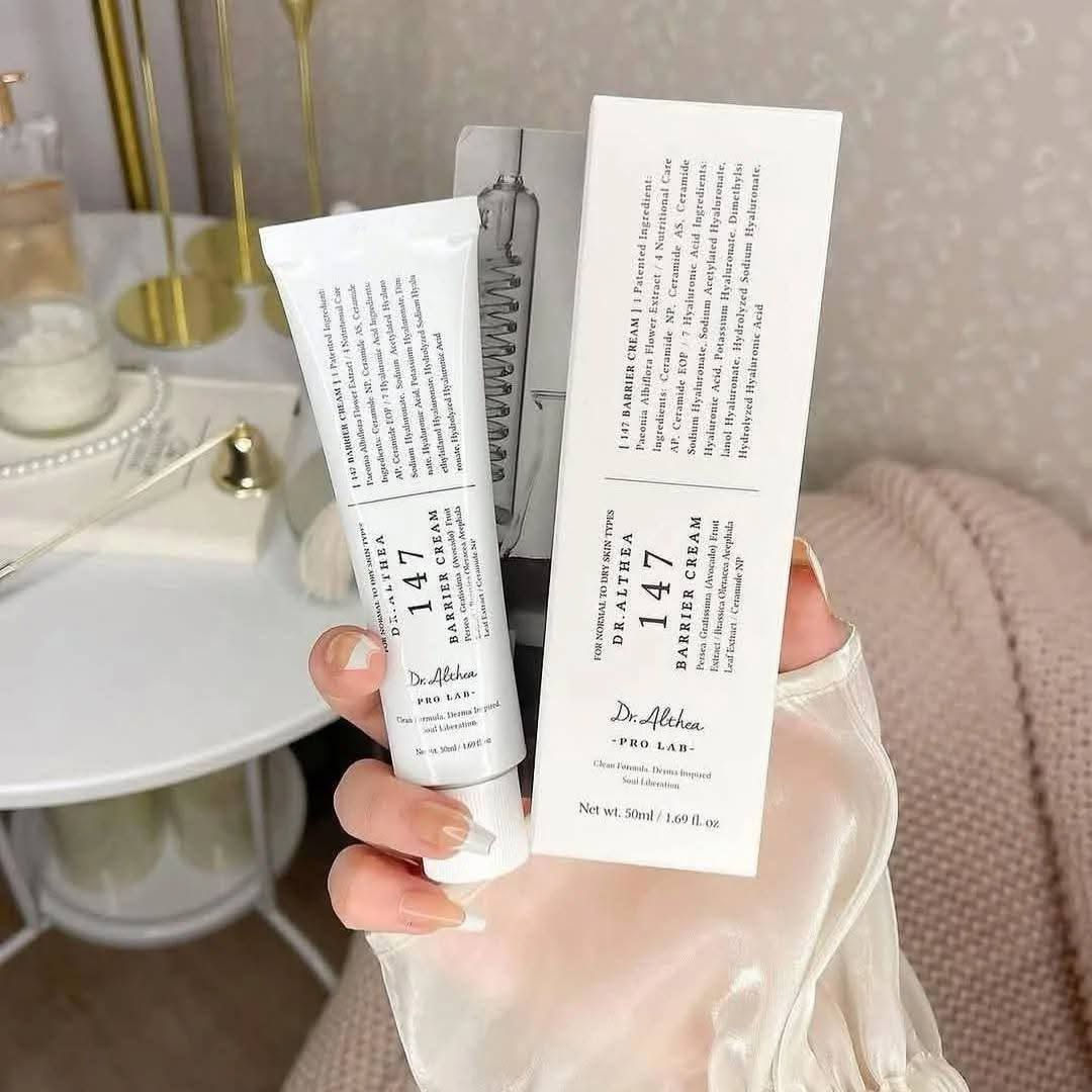 🌿 كريم دكتور الثيا 147 – Dr. Althea 147 Barrier Cream
لترميم حاجز البشرة، تهدئتها، وترطيبها بعمق 💧

🔹 يعزز الحاجز الواقي للبشرة
بفضل مركب Guaiazulene المهدئ، يخفف الاحمرار ويعيد التوازن للبشرة الحساسة.

🔹 ترطيب فائق بسبع طبقات من حمض الهيالورونيك
يرطب كل طبقة من طبقات البشرة ليحافظ على النعومة طوال اليوم.

🔹 تركيبة مغذية وغنية
مدعّمة بزيوت طبيعية مثل زيت الأفوكادو وزيت الشاي الأخضر + زبدة الشيا، لتغذية مكثّفة دون انسداد المسام.

🔹 لطيف وآمن 100٪
خالي من العطور، الكحول، البارابين، والمواد المهيجة – مثالي للبشرة الحساسة جدًا.

🔹 ملمس كريمي ناعم
يذوب في البشرة دون أن يترك طبقة دهنية، مثالي للاستخدام الليلي أو كخطوة نهائية في روتينك اليومي.

السعر خاص


**إذا كنت صاحب هذا الإعلان وتريد حذفه لأي سبب، رجاءا أرسل رسالة إلى الدعم الفني**
