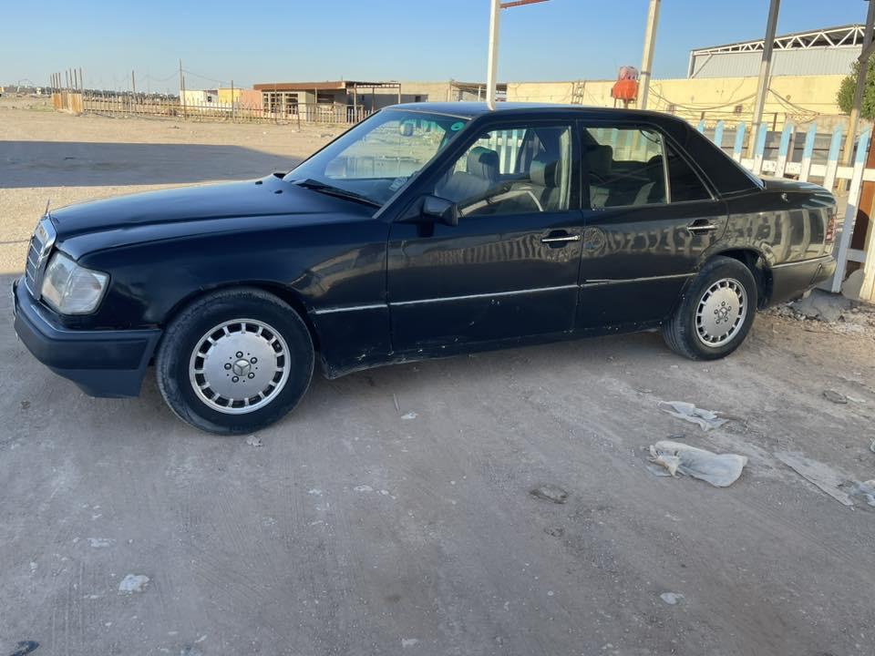 سلام عليكم مارسيدس دب موديل 1987 محور 3000 قواعد سليمه تبريد شغال مكانهه بالنجف السعر 50 وبيهه مجال 
***********
