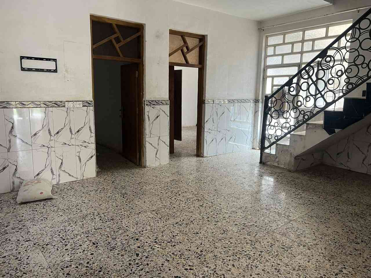 سلام عليكم بيت لبيع بحواس مقابيل جسر قريب الشارع العام مساحته ٢٠٠ متر قاطين بناء حديث ***********

