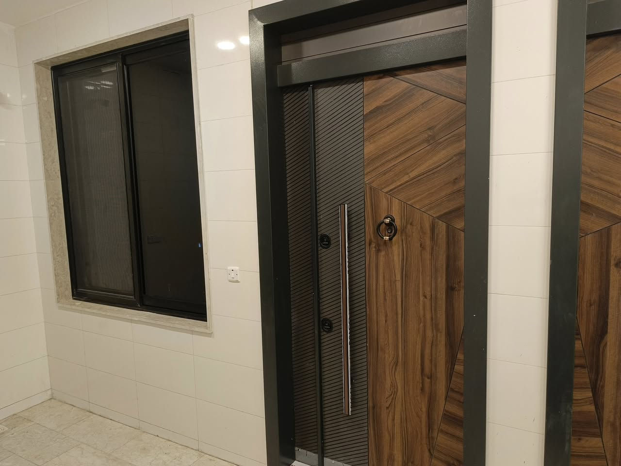 شقه للايجار جديده
عماره جديده مجهزه بل كامرات (عوائل فقط) 
صاله وغرفه ومطبخ وخدمات 
شقق فارغه/ طابق ارضي / طابق اول / طابق ثاني
*********** (صاحب عماره)
